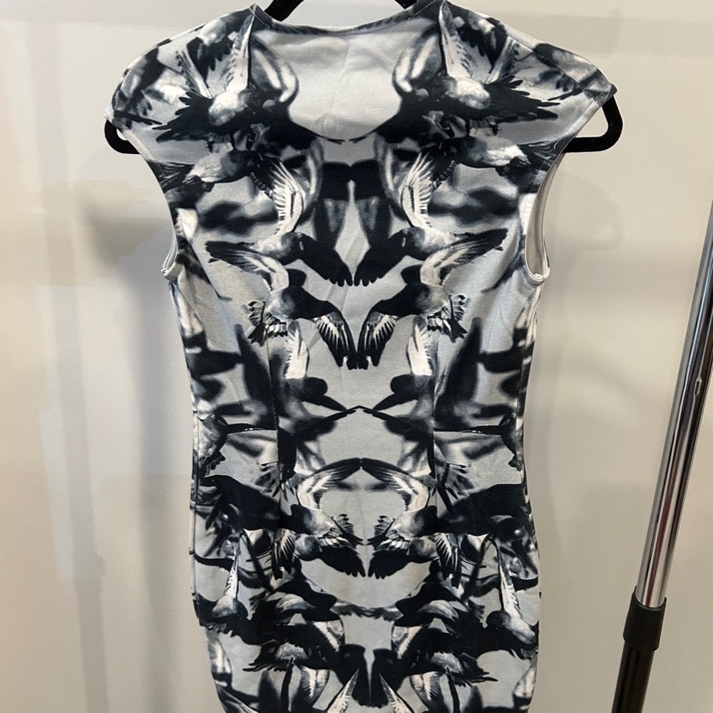 McQ by Alexander McQueen Bird Printed Sleeveless Fitted Dress